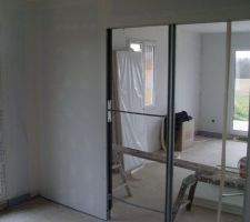 Dans le bureau avec vue sur le salon