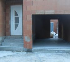 Escalier entrée décoffré, garage en cours de sechage