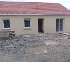 Me voil&agrave; de retour avec d'autres photos et voil&agrave; l'enduit est termin&eacute; reste les goutti&egrave;res &agrave; mettre