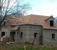 Les velux sont pos&eacute;s et le porche fait.