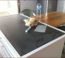 Mise en place et d&eacute;coupe de la c&eacute;ramique pour le plan de travail de la cuisine