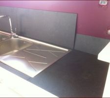 Mise en place et d&eacute;coupe de la c&eacute;ramique pour le plan de travail de la cuisine