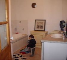 Salle de bain du bas, avec le p'tit bonhomme