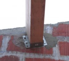 Apparement ilsont fait une gachée autour des sabots dont les gougons d\'ancrage n\'etaient que a moitié dans le béton...