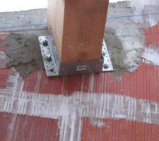 Apparement ilsont fait une gachée autour des sabots dont les gougons d'ancrage n'etaient que a moitié dans le béton...