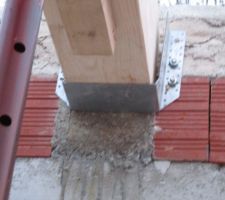Fixation de la ferme... le sabot n\'est qu\'a moitié dans le chainage et moitié dans la génoise...je suis dubitative...