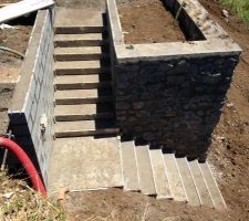 Escalier encore coffré pour protéger le nez des marches... et oui les travaux pour la maison vont bientôt commencé