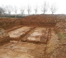 Excavation finie, fouille des fondations   ferraille