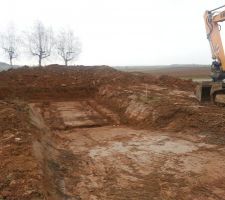 Excavation finie, fouille des fondations   ferraille