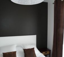 Notre suite parentale trois mois après notre installation, avec notre nouveau lit. Il nous faut encore customiser nos anciens chevets que nous envisageons de peindre en blanc et pour les tiroirs de les recouvrir avec le même tissu que les rideaux et le dessus de lit sui pour l'instant est encore un rideau car il nous faut faire un peu de couture.