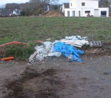 Déchet mis sur le terrain en face