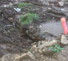 Cuve de récupération d'eau visible   tuyau