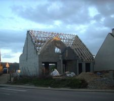 J 4 des travaux de charpentes terminés, vue générale. Aux maçons de faires les arases