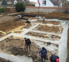 Cela se termine et après mise en place des attentes avant la prise du béton.

Les fondations on demandées 50 M3 de béton, celles qui vont jouxter la piscine font 1.5x50.