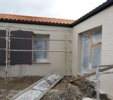 Finition des enduits entre les averses et les rafales