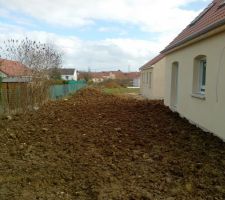REMISE DE LA TERRE AUTOUR DE LA MAISON.