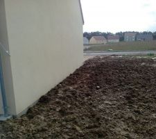 REMISE DE LA TERRE AUTOUR DE LA MAISON.