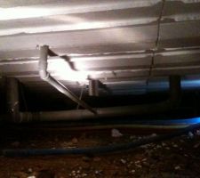 Un raccord pvc qui ne débouche sur rien au milieu du vide sanitaire.