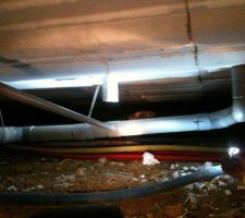 Autre vue du vide sanitaire avec un tube pvc relié à rien.