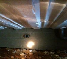 La ventilation de fosse n'était pas raccordée ni dans le vide sanitaire ni à l'étage de la maison. Cela a été fini cette semaine (28/02/2014). Dans le vide sanitaire où les gaines électriques passent, un trou a été fait et non rebouché. Autant vous dire que les odeurs remontaient dans la maison...