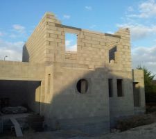 Presque la fin de l'&eacute;l&eacute;vation des murs!!