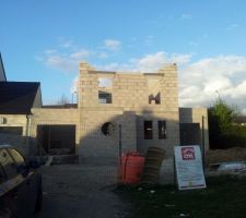 Presque la fin de l\'&eacute;l&eacute;vation des murs!!