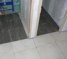 Wc &agrave; gauche, salle de bain &agrave; droite