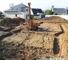 Forage pour sonder et analyser la profondeur et nature du sol. N&eacute;cessaire, afin d'assurer une bonne stabilit&eacute; de la maison...