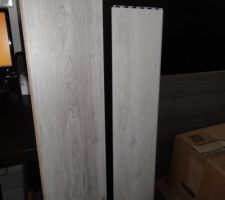 A droite : http://www.castorama.fr/store/Revetement-stratifie-Aquateo-gris-clair-prod6570345.html?isSearchResult=true