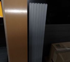 A droite : http://www.castorama.fr/store/Revetement-stratifie-Aquateo-gris-clair-prod6570345.html?isSearchResult=true

A  gauche : http://www.castorama.fr/store/Stratifie-Aquastyle-Chene-Gris-1292-x-194-cm-prod13160025.html?isSearchResult=true