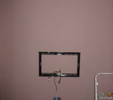 Après quelques difficultés,la prise est positionnée au plafond et racordée au reseau electrique.
