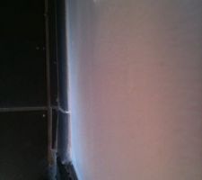 Magnifique finition au niveau de la porte d'entrée. Non seulement, ce n'est pas droit au niveau de la plinthe (trop de colle ou mauvaise découpe) et morceau de carrelage trop court. Par ailleurs, finir par une lignée de carrelage comme ça, c'est très moche. A cela s'ajoute des butées dans des carreaux plus hauts que les autres malgré nos échanges avec le conducteur de travaux rien n'a été fait et depuis, nous sommes dans l'attente, sans nouvelle de notre constructeur...