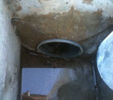 Regard de gouttière cassé qui s'enfonce petit à petit. La pente n'étant pas suffisante, l'eau stagne.