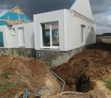 Terrassement devant avec pose des tuyaux &eacute;vacuation