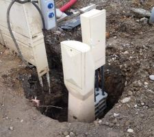 Nous avons enfin vu le début du déplacement des logettes d'eau et d'éléctricité. C'est du n'importe quoi au vu de comment il l'ont placé !! 
Du coup j'ai mis mon grain de sel et j'ai tourné les logettes pour qu'elle soient de mon côté de terrain :)