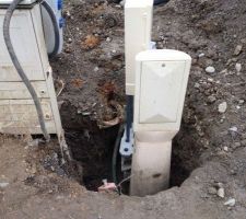 Nous avons enfin vu le début du déplacement des logettes d\'eau et d\'éléctricité. C\'est du n\'importe quoi au vu de comment il l\'ont placé !! 
Du coup j\'ai mis mon grain de sel et j\'ai tourné les logettes pour qu\'elle soient de mon côté de terrain :)