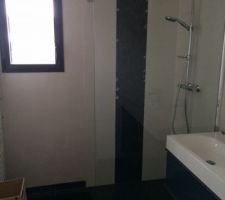 Voilà une partie de la salle de bain du rez de chaussée ( attenante à la chambre parentale). La paroi de douche est fixé, tout comme le meuble - vasque acheté chez IKEA. Photo prise en cours de déménagement.