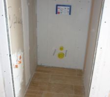 Toilettes sous l'escalier