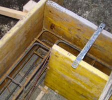 Mardi 16 mars au lev&eacute; du soleil.
D&eacute;tail du coffrage/Ferraillage et passage boucle de terre.