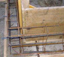 Mardi 16 mars au lev&eacute; du soleil.
D&eacute;tail du coffrage/Ferraillage et passage boucle de terre.