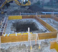 Mardi 16 mars au lev&eacute; du soleil.
D&eacute;tail du coffrage/Ferraillage et passage boucle de terre.