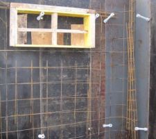 La réservation pour une fenêtre de cave, avec prévue directement la feuillure pour la fenêtre.