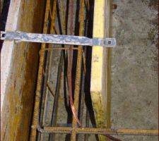 Mardi 16 mars au lev&eacute; du soleil.
D&eacute;tail du coffrage/Ferraillage et passage boucle de terre.