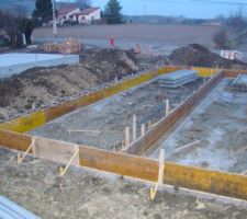 Mardi 16 mars au lev&eacute; du soleil.
D&eacute;tail du coffrage/Ferraillage et passage boucle de terre.