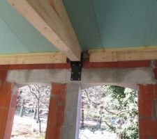 Nouvel appui ferme.. coté salle de bains par contre le bois n'est pas fixé sur le sabot, il faudrait ?