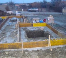 Mardi 16 mars au lev&eacute; du soleil.
D&eacute;tail du coffrage/Ferraillage et passage boucle de terre.