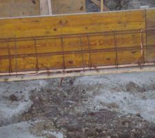 Mardi 16 mars au lev&eacute; du soleil.
D&eacute;tail du coffrage/Ferraillage et passage boucle de terre.