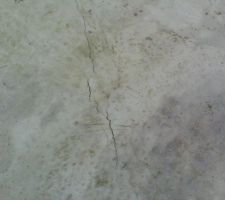 Fissures dalle du sous sol