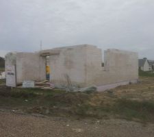 Vue coté rue de la hauteur quasi fini des murs (il faut encore un rang de planelles