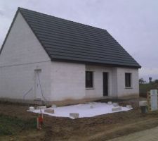Tranchée technique faite et préparation du terrain pour remblais